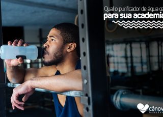 Bebedouro para academia, rapaz tomando água na sua academia