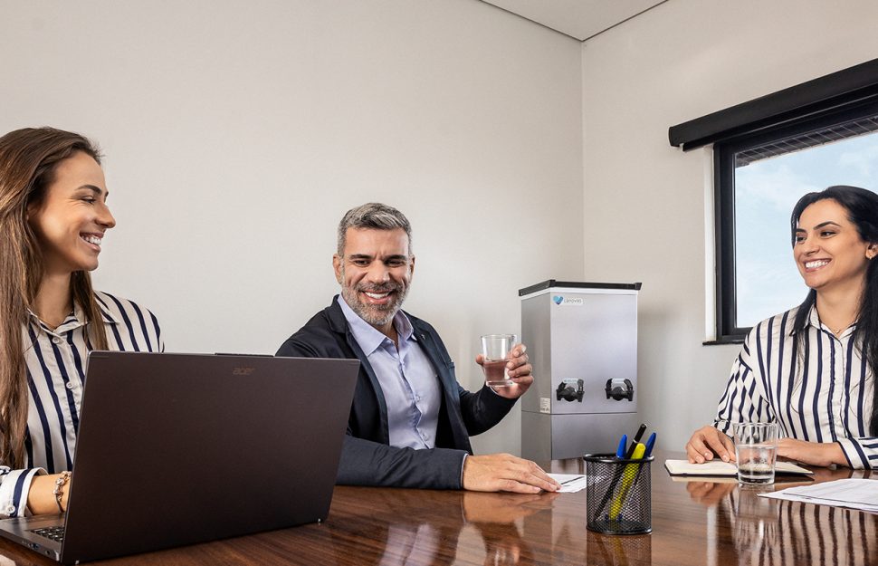 Qual bebedouro industrial é ideal para uma empresa com 60 a 150 funcionários?
