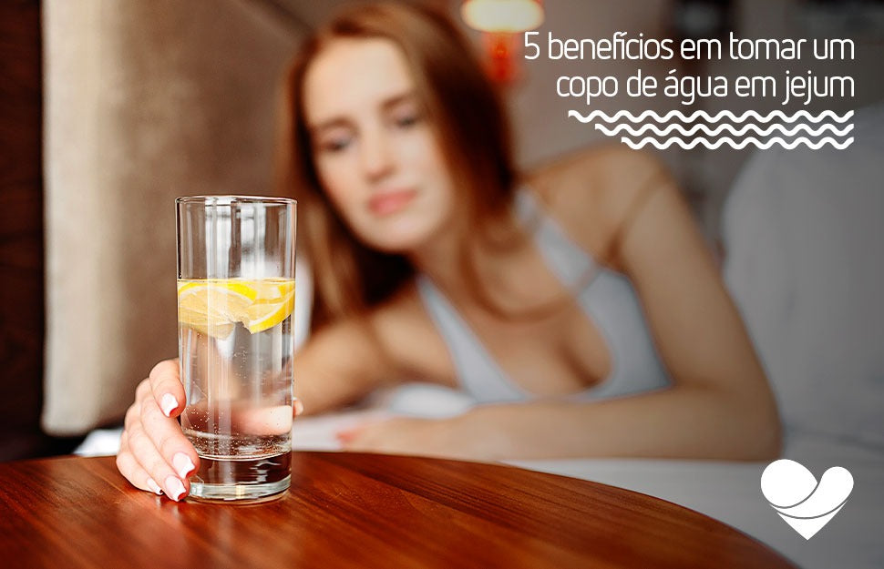 5 benefícios em tomar um copo de água em jejum